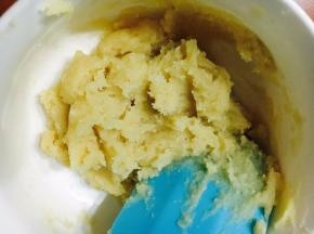 搅拌均匀，无干粉状态。