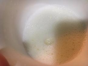 蛋清发发至鱼眼泡状时加入烧好的糖水！边倒入，边电动搅打！