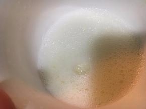 蛋清发发至鱼眼泡状时加入烧好的糖水！边倒入，边电动搅打！