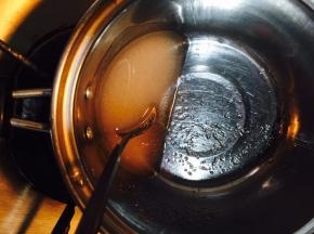 白砂糖加水，最小火烧开至118度。