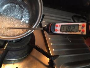 量少，小锅倾斜烧，别烧边搅动，要不就焦了！（当时没有小锅，现在有了）