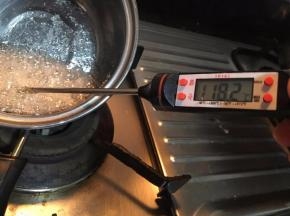 量少，小锅倾斜烧，别烧边搅动，要不就焦了！（当时没有小锅，现在有了）