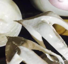 大到尖角状态加入色素。继续搅打均匀就好。