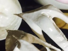 大到尖角状态加入色素。继续搅打均匀就好。