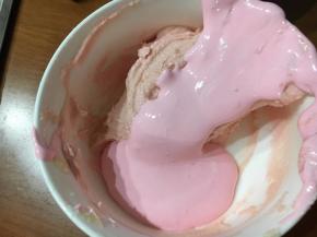 把蛋白倒入杏仁糊里。