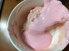 把蛋白倒入杏仁糊里。