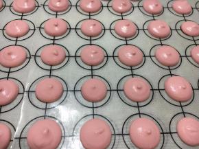 挤入烤盘。表面有小尖头，没关系。