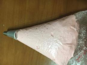 装入一次性圆嘴裱花袋里。