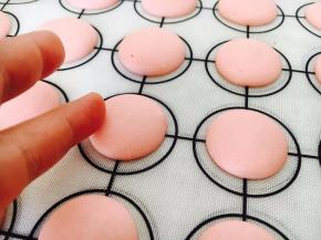 凉干表皮，现在秋天的天气，我南方凉了一个小时左右。摸去表面明显硬磕。表皮没干透，烤的时候就会出现爆浆的状况！