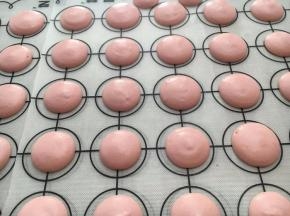 手指抹湿抹平就好。抹去小尖角，手指只要一点点湿！太湿留下水份会影响表皮边干。