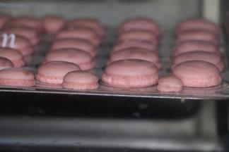 烤箱预热160度，20分钟待出裙边后，转140度继续烤完。冷却后取下，