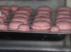 烤箱预热160度，20分钟待出裙边后，转140度继续烤完。冷却后取下，