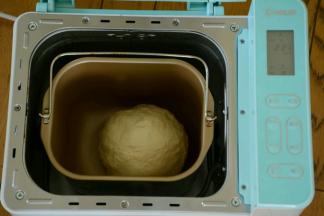 除黄油，葡萄干以外的材料，先液体后干粉的顺序放入面包桶。选择和面功能15分钟，待面团揉至表面光滑加入切小块的黄油，继续选择和面功能10分钟，直至黄油完全揉至面团中，面团出膜。