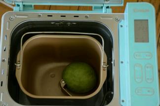 取三分之一面团，加入抹茶粉继续揉至抹茶粉揉至面团光滑。