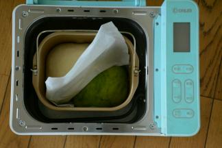 用一张油纸将两色面团分隔开，选择发酵功能。面团发酵至两倍大。