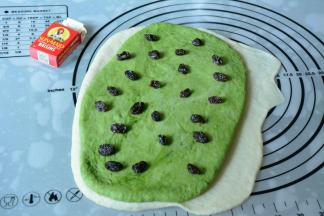 接着放上适量的葡萄干。