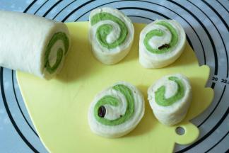 用锋利的刀将面团切厚度合适的一圈一圈。