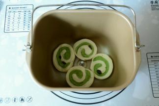 四个一组放入面包机桶内。