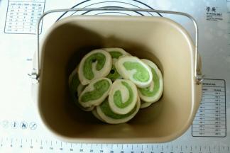 一层一层四个交叉填充空隙放入面包机桶。