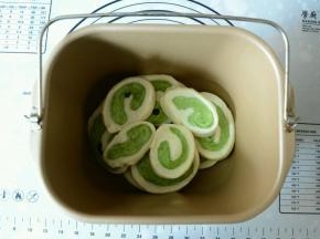 一层一层四个交叉填充空隙放入面包机桶。