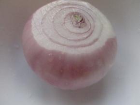 洋葱去掉外皮。