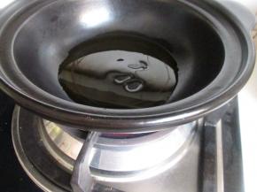 砂锅里放入花生油，烧热。