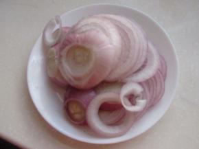 切成洋葱圈。
