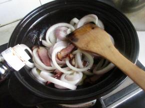 加一点酱油继续煸炒。