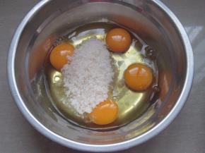 鸡蛋打入盆中加入白糖。