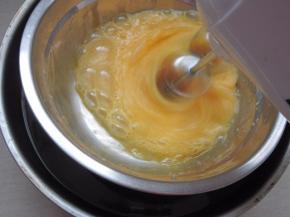 将鸡蛋打散后把蛋盆移至装有温水的大盆中坐浴继续打发。