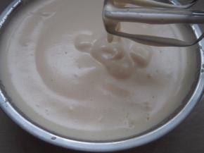 当打发至提起打蛋头蛋糊滴落不易消失即可。全程打发大概15分钟。