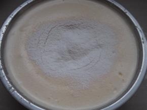 分三次筛入低筋面粉。用刮刀翻拌均匀无至干粉后再筛入下次面粉。