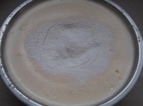 分三次筛入低筋面粉。用刮刀翻拌均匀无至干粉后再筛入下次面粉。