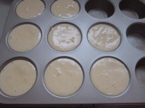 将拌好的面糊倒入抹好黄油的模具中。