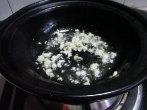 炒到微微发黄。