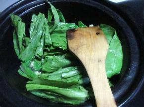 加入油麦菜煸炒。