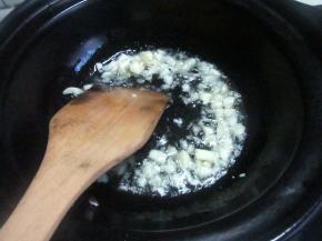 把800可空烧的砂锅里加入油，放入蒜蓉炒香。