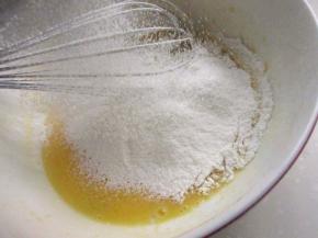 再筛入面粉拌匀成蛋黄糊。