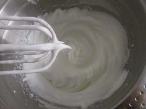 蛋清加入白糖打发成九分发，打蛋器的蛋清呈弯勾即可。