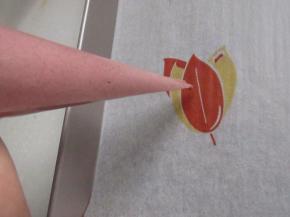 把烤盘洗净，铺上带有图案的油纸，照着颜色把蛋糕糊捏上。