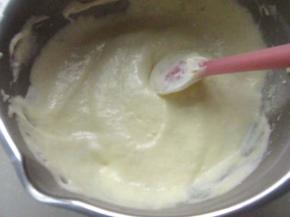 把蛋白霜分次加入到蛋黄糊中翻拌均匀。