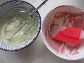 把抹茶和红曲粉分别放入碗中用几滴水稀释，加入蛋糕糊拌匀，放入裱花袋中。