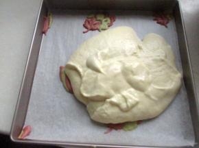 再把蛋糕糊倒入。