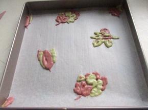 全部捏好后入烤箱180度先烤5分钟。