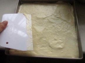 用刮板刮平。