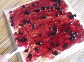 抹上自制的蓝莓酱。