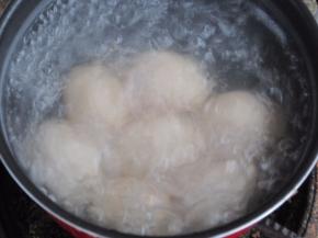 鸡蛋放入水中煮熟。