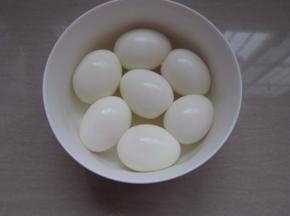 剥去蛋壳。