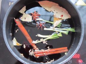 锅中加入1500ML水，倒入调味汁，