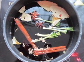 锅中加入1500ML水，倒入调味汁，
